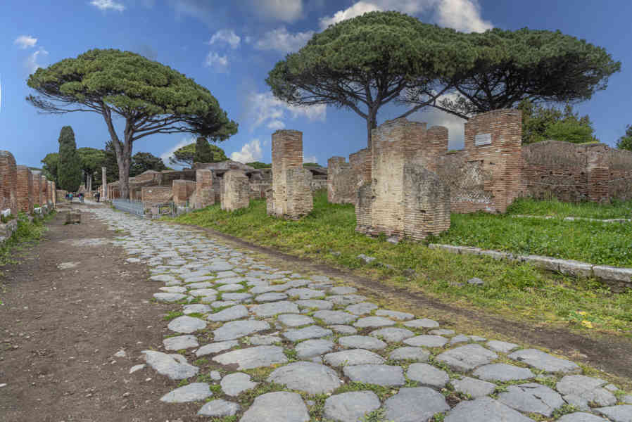 Italia - Ostia 14 - parque arqueológico de Ostia Antica.jpg